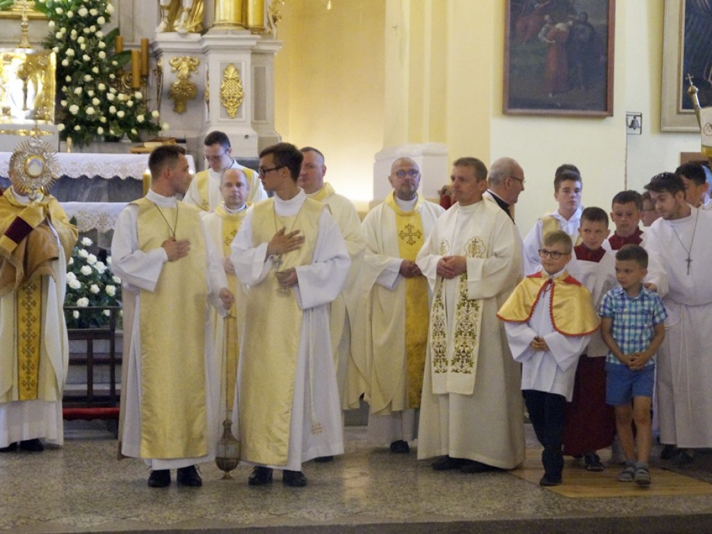 Procesji od kościoła Bożego Ciała do św. Klemensa przewodniczył biskup Tadeusz Lityński: Idziemy w jedności z całym Kościołem