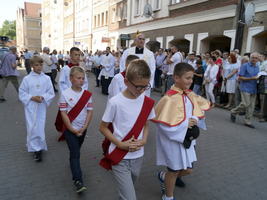 Procesji od kościoła Bożego Ciała do św. Klemensa przewodniczył biskup Tadeusz Lityński: Idziemy w jedności z całym Kościołem