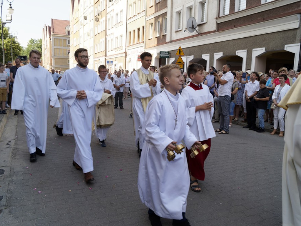 Procesji od kościoła Bożego Ciała do św. Klemensa przewodniczył biskup Tadeusz Lityński: Idziemy w jedności z całym Kościołem