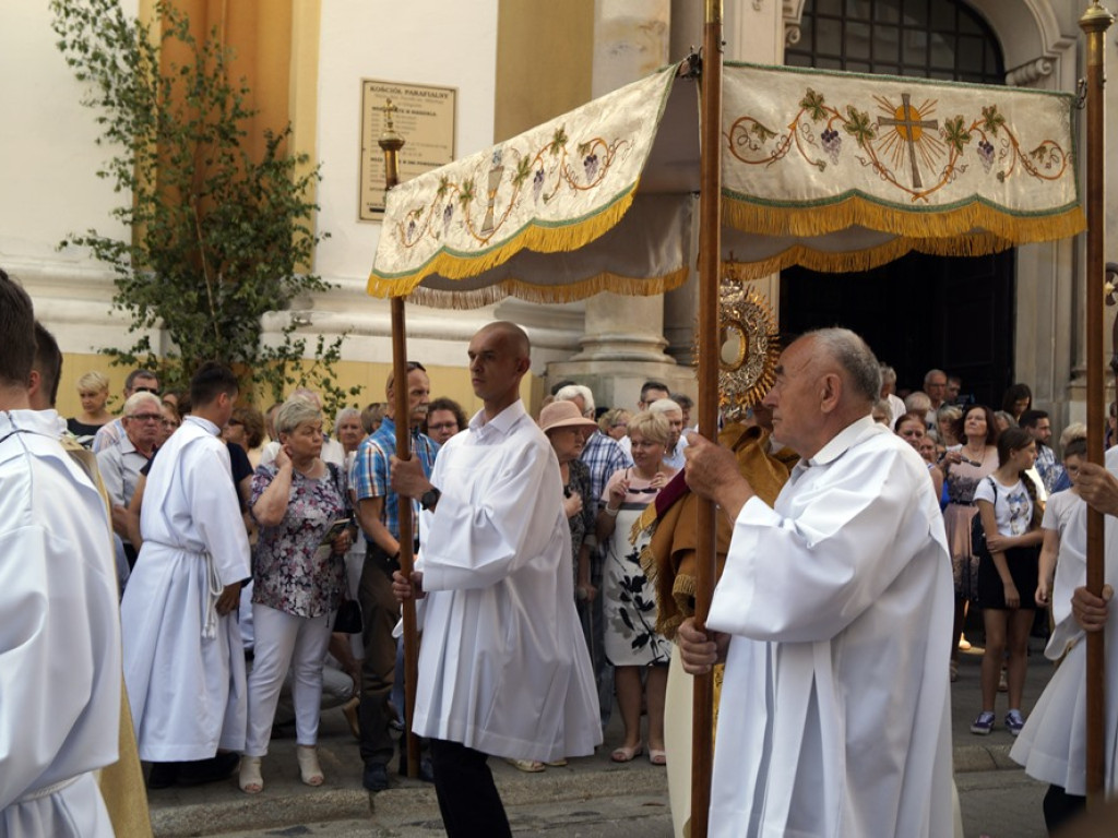 Procesji od kościoła Bożego Ciała do św. Klemensa przewodniczył biskup Tadeusz Lityński: Idziemy w jedności z całym Kościołem