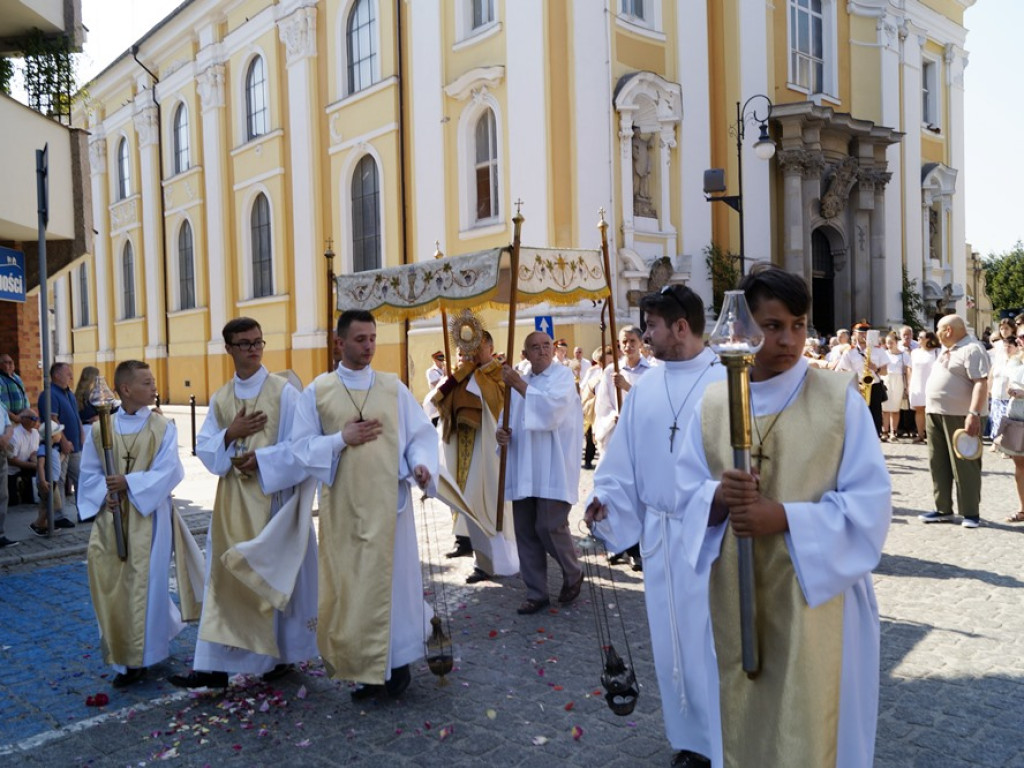 Procesji od kościoła Bożego Ciała do św. Klemensa przewodniczył biskup Tadeusz Lityński: Idziemy w jedności z całym Kościołem