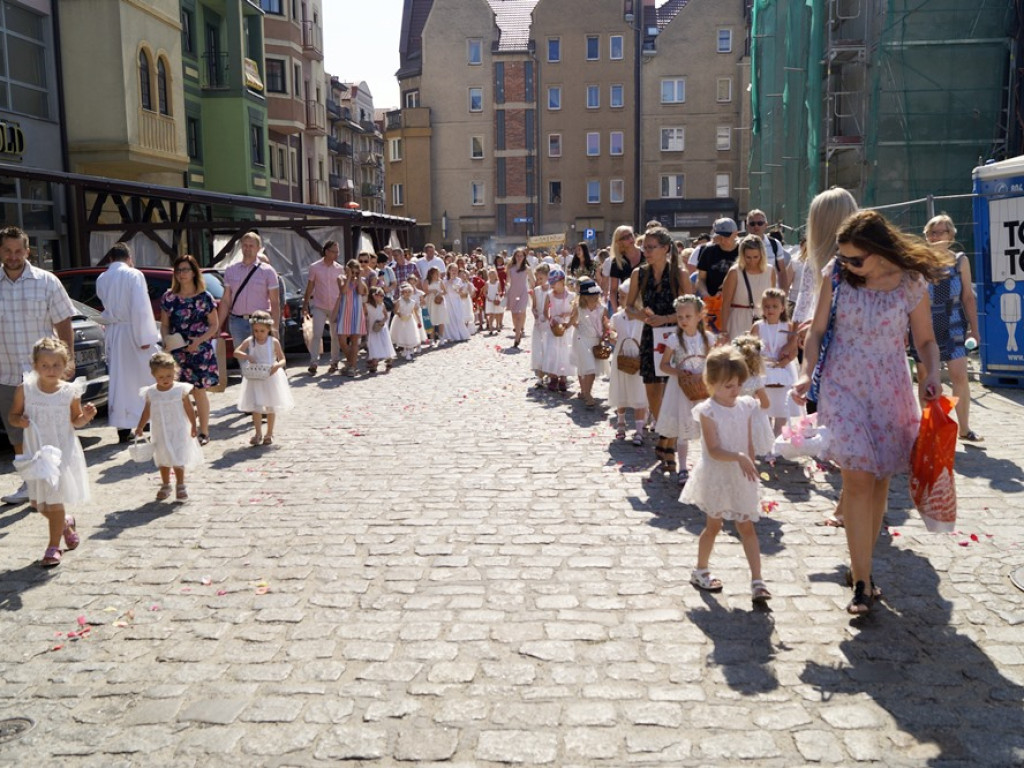Procesji od kościoła Bożego Ciała do św. Klemensa przewodniczył biskup Tadeusz Lityński: Idziemy w jedności z całym Kościołem