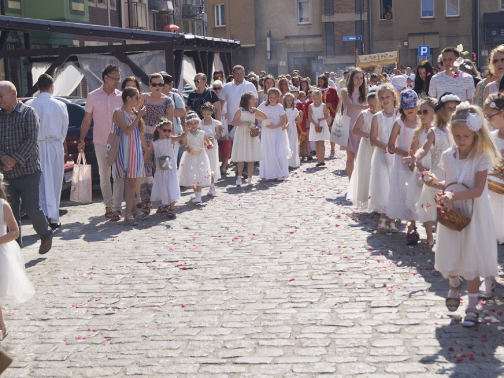 Procesji od kościoła Bożego Ciała do św. Klemensa przewodniczył biskup Tadeusz Lityński: Idziemy w jedności z całym Kościołem