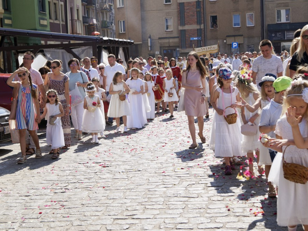 Procesji od kościoła Bożego Ciała do św. Klemensa przewodniczył biskup Tadeusz Lityński: Idziemy w jedności z całym Kościołem
