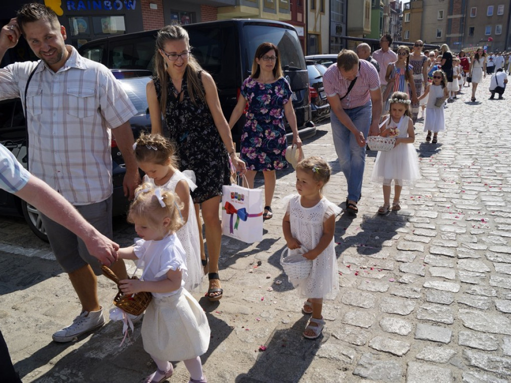 Procesji od kościoła Bożego Ciała do św. Klemensa przewodniczył biskup Tadeusz Lityński: Idziemy w jedności z całym Kościołem