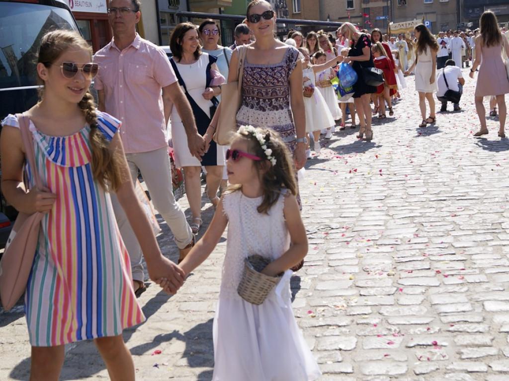 Procesji od kościoła Bożego Ciała do św. Klemensa przewodniczył biskup Tadeusz Lityński: Idziemy w jedności z całym Kościołem