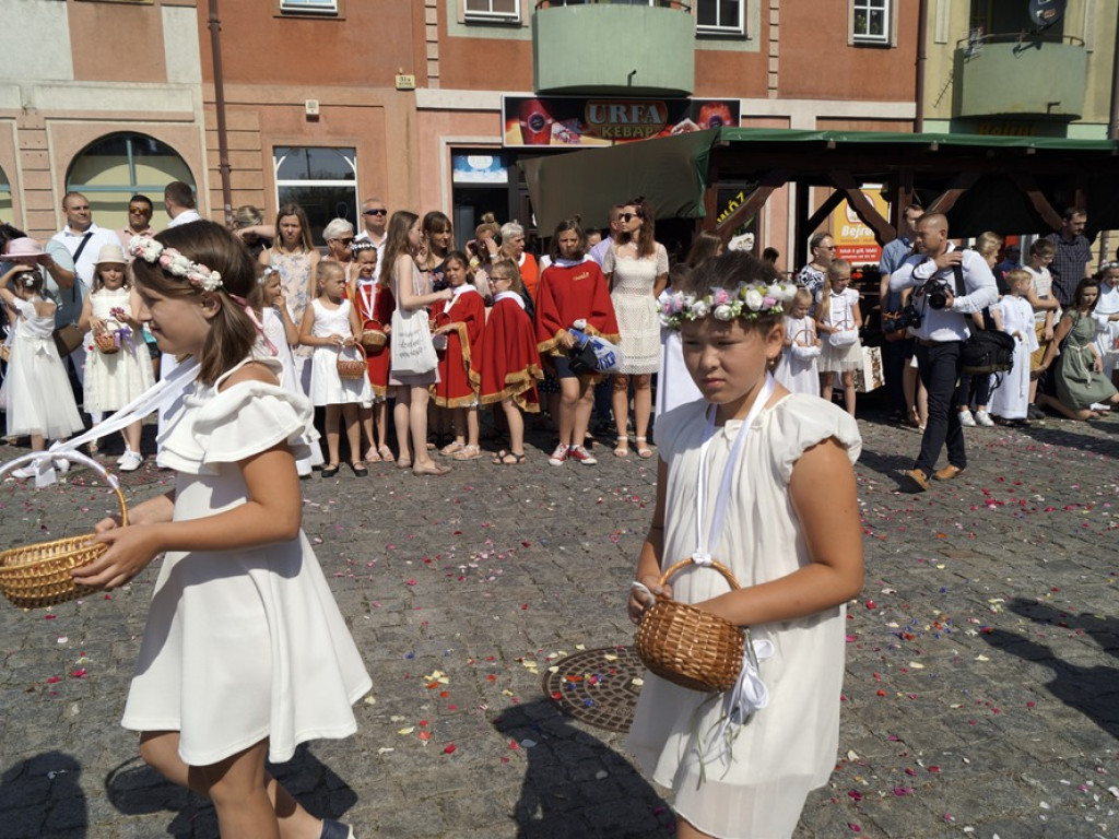 Procesji od kościoła Bożego Ciała do św. Klemensa przewodniczył biskup Tadeusz Lityński: Idziemy w jedności z całym Kościołem