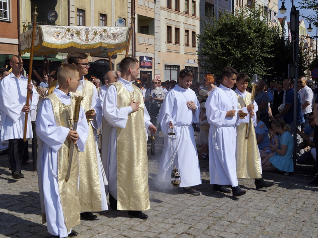 Procesji od kościoła Bożego Ciała do św. Klemensa przewodniczył biskup Tadeusz Lityński: Idziemy w jedności z całym Kościołem