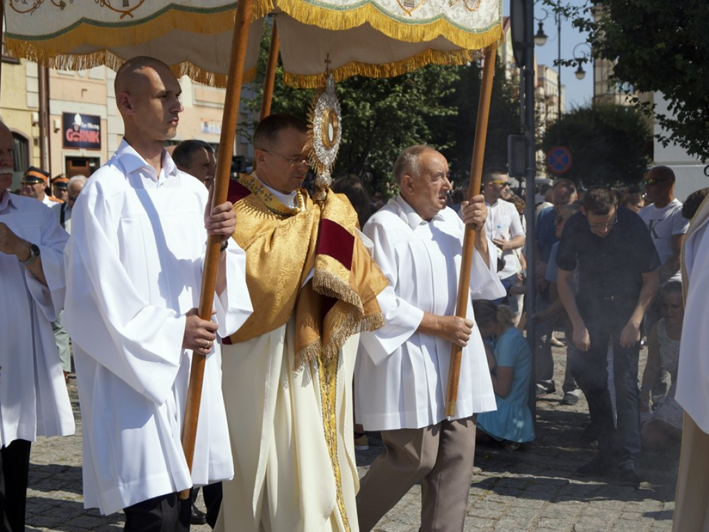 Procesji od kościoła Bożego Ciała do św. Klemensa przewodniczył biskup Tadeusz Lityński: Idziemy w jedności z całym Kościołem