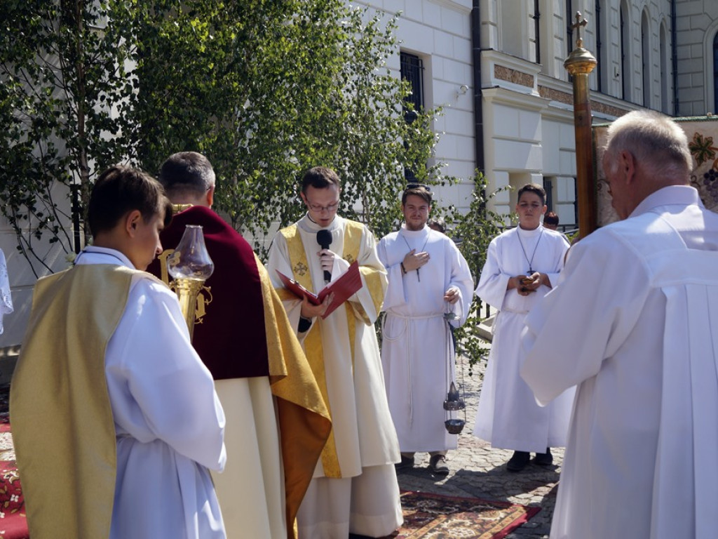 Procesji od kościoła Bożego Ciała do św. Klemensa przewodniczył biskup Tadeusz Lityński: Idziemy w jedności z całym Kościołem