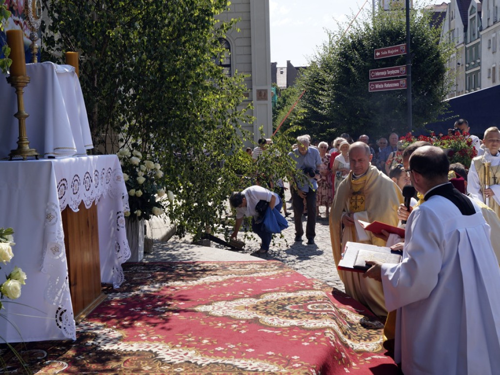 Procesji od kościoła Bożego Ciała do św. Klemensa przewodniczył biskup Tadeusz Lityński: Idziemy w jedności z całym Kościołem