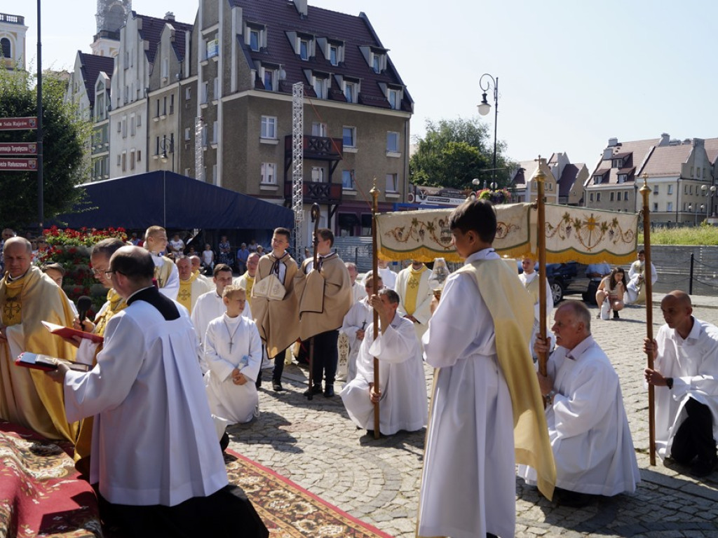 Procesji od kościoła Bożego Ciała do św. Klemensa przewodniczył biskup Tadeusz Lityński: Idziemy w jedności z całym Kościołem