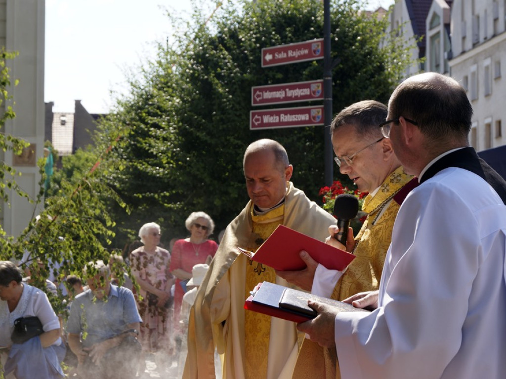Procesji od kościoła Bożego Ciała do św. Klemensa przewodniczył biskup Tadeusz Lityński: Idziemy w jedności z całym Kościołem