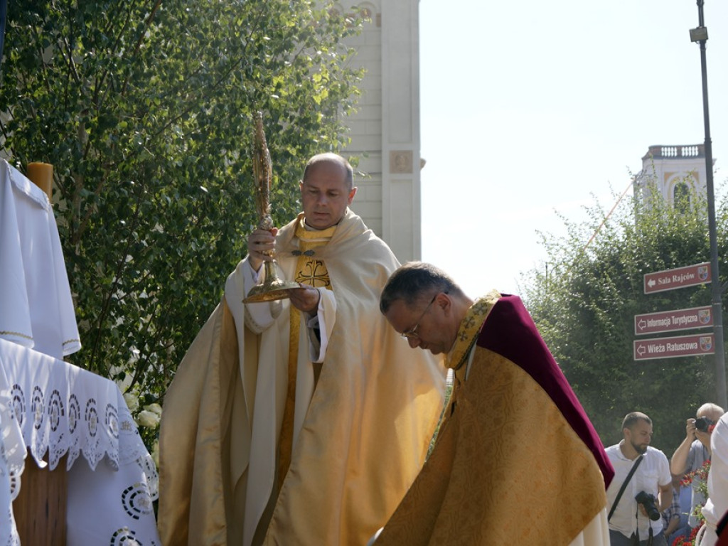 Procesji od kościoła Bożego Ciała do św. Klemensa przewodniczył biskup Tadeusz Lityński: Idziemy w jedności z całym Kościołem