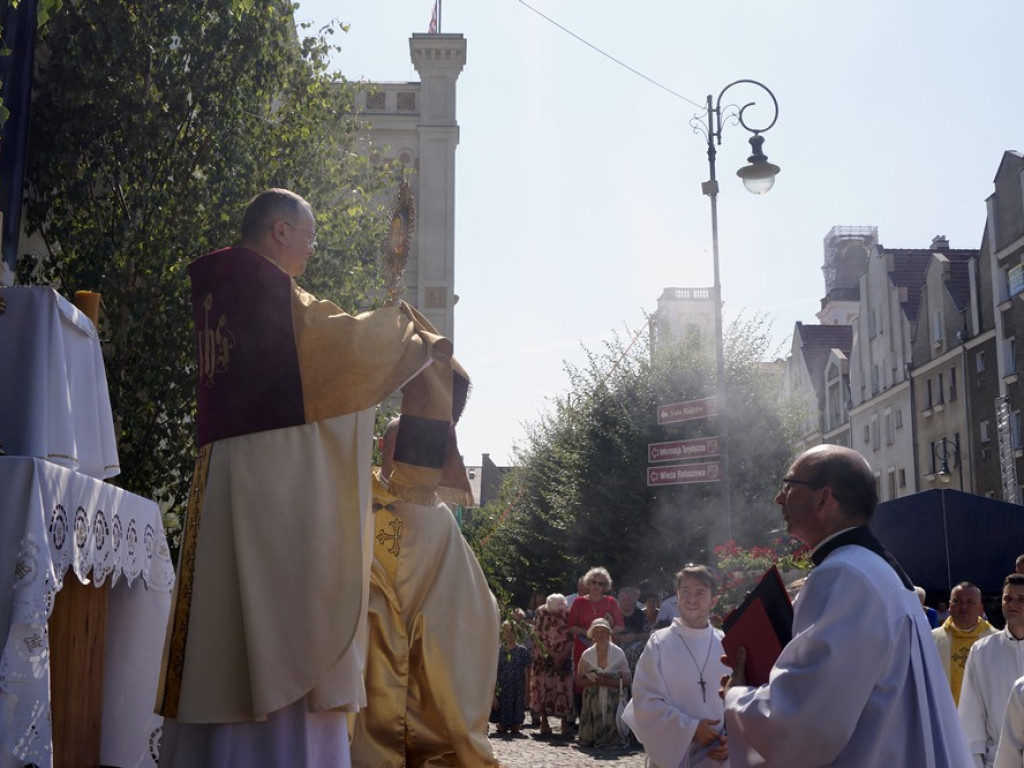 Procesji od kościoła Bożego Ciała do św. Klemensa przewodniczył biskup Tadeusz Lityński: Idziemy w jedności z całym Kościołem