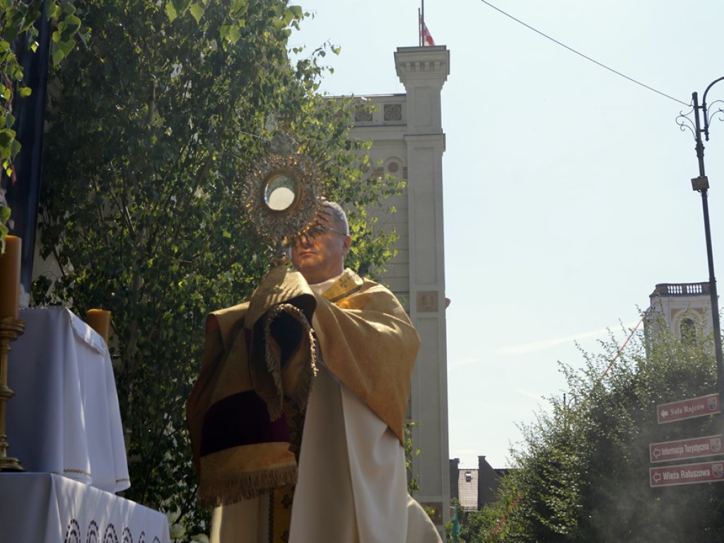 Procesji od kościoła Bożego Ciała do św. Klemensa przewodniczył biskup Tadeusz Lityński: Idziemy w jedności z całym Kościołem