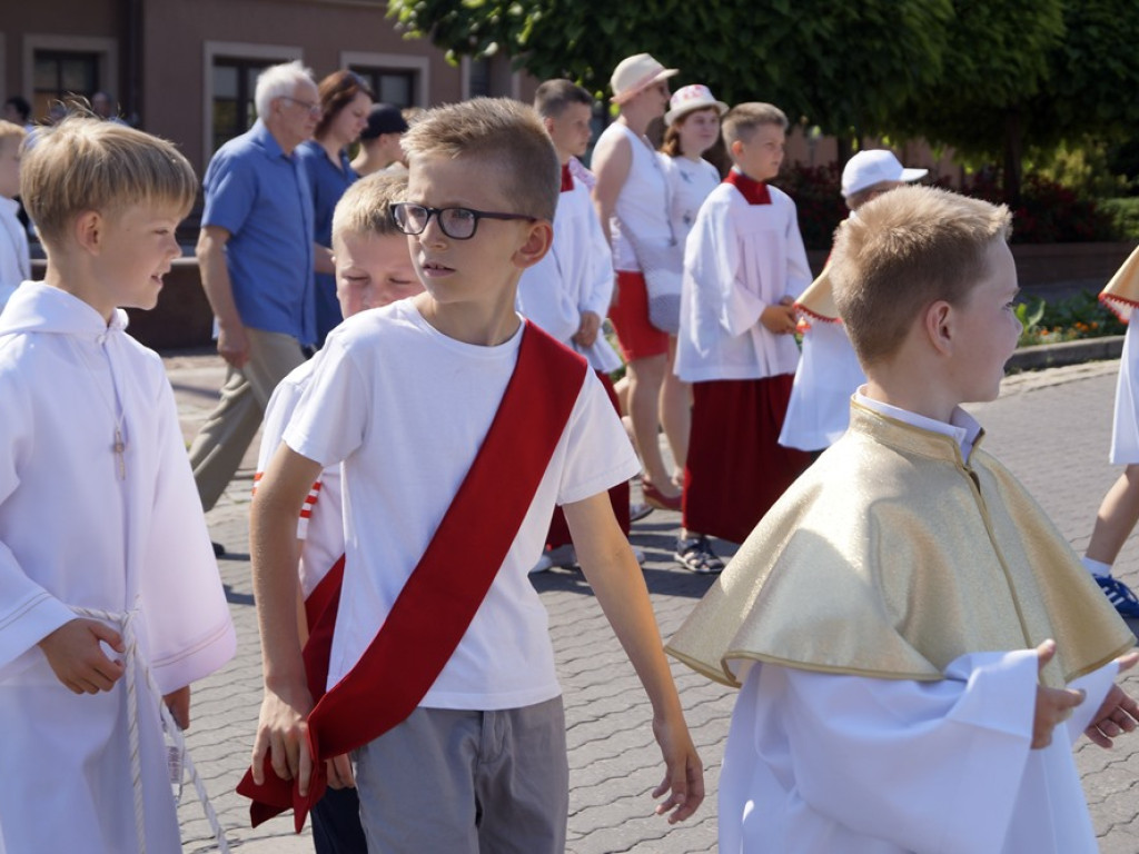 Procesji od kościoła Bożego Ciała do św. Klemensa przewodniczył biskup Tadeusz Lityński: Idziemy w jedności z całym Kościołem