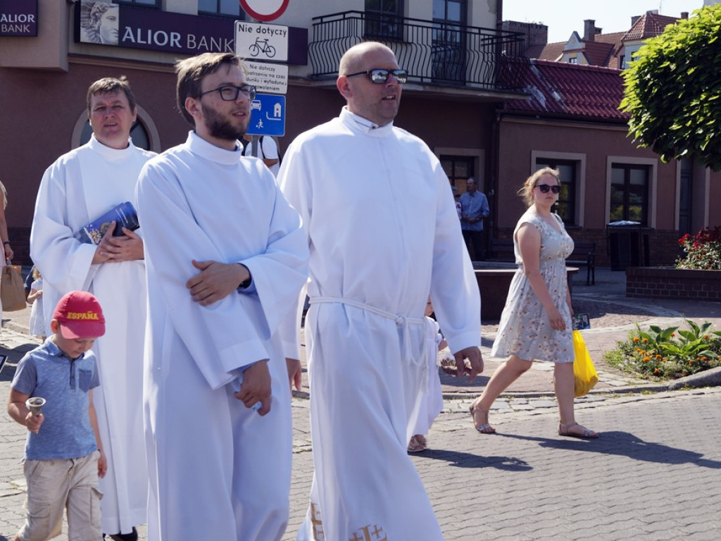 Procesji od kościoła Bożego Ciała do św. Klemensa przewodniczył biskup Tadeusz Lityński: Idziemy w jedności z całym Kościołem
