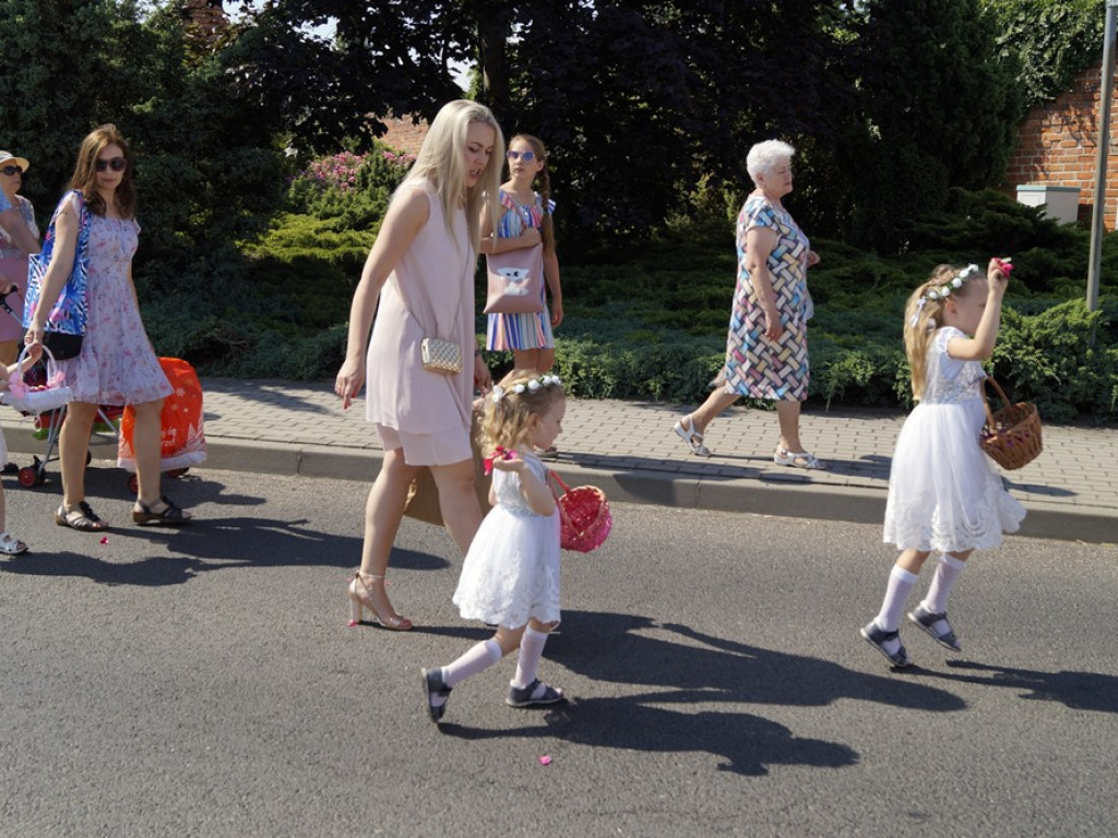 Procesji od kościoła Bożego Ciała do św. Klemensa przewodniczył biskup Tadeusz Lityński: Idziemy w jedności z całym Kościołem
