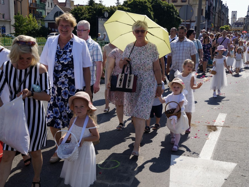 Procesji od kościoła Bożego Ciała do św. Klemensa przewodniczył biskup Tadeusz Lityński: Idziemy w jedności z całym Kościołem