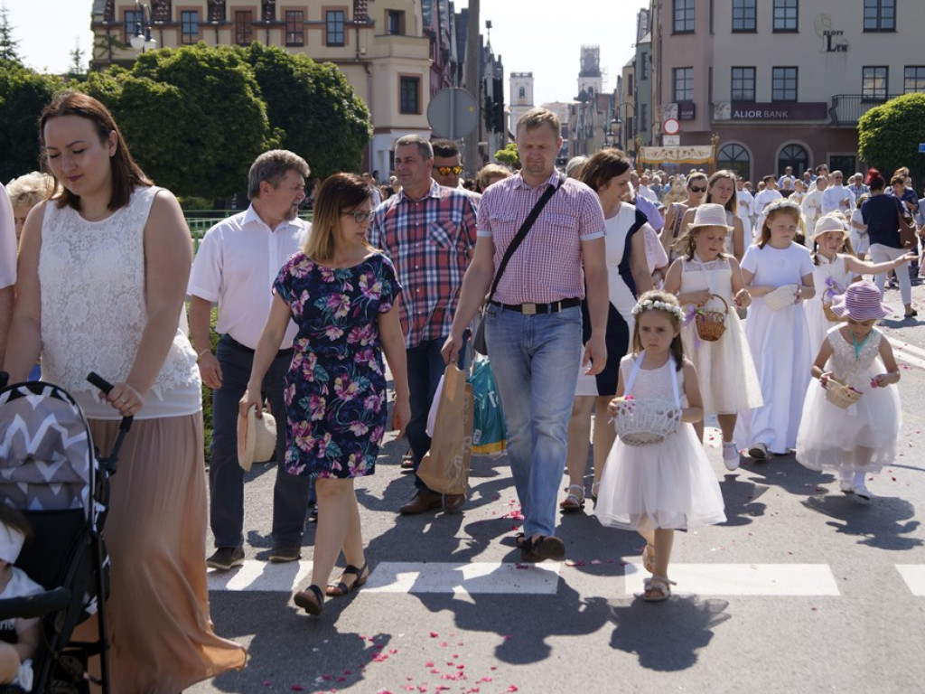 Procesji od kościoła Bożego Ciała do św. Klemensa przewodniczył biskup Tadeusz Lityński: Idziemy w jedności z całym Kościołem