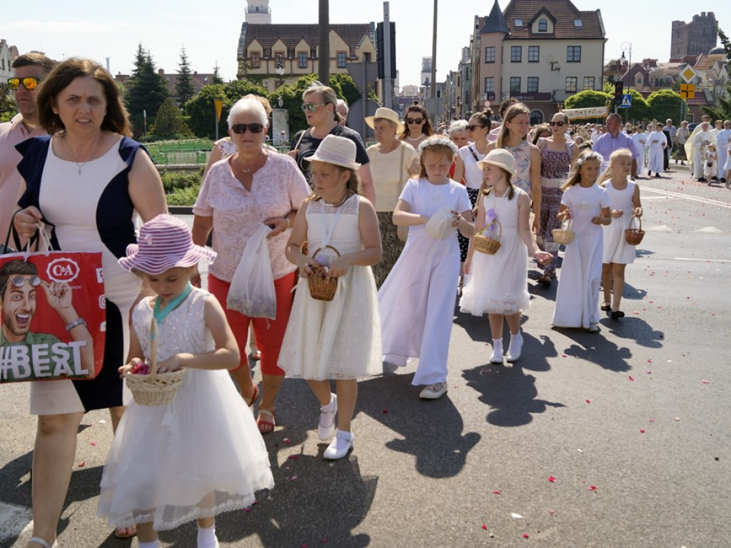 Procesji od kościoła Bożego Ciała do św. Klemensa przewodniczył biskup Tadeusz Lityński: Idziemy w jedności z całym Kościołem