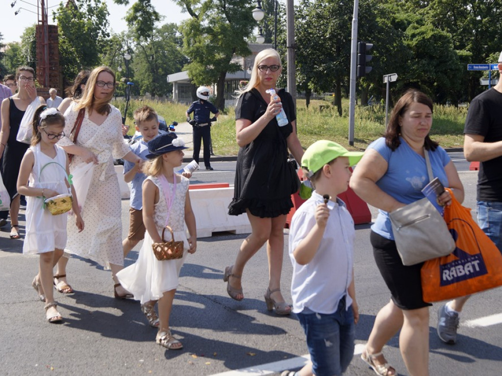 Procesji od kościoła Bożego Ciała do św. Klemensa przewodniczył biskup Tadeusz Lityński: Idziemy w jedności z całym Kościołem