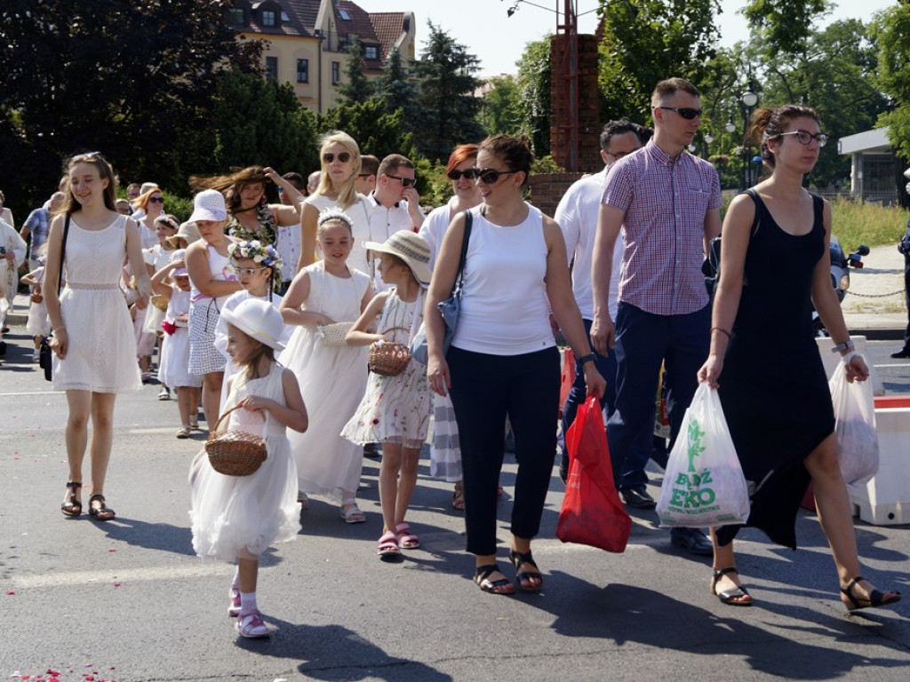Procesji od kościoła Bożego Ciała do św. Klemensa przewodniczył biskup Tadeusz Lityński: Idziemy w jedności z całym Kościołem