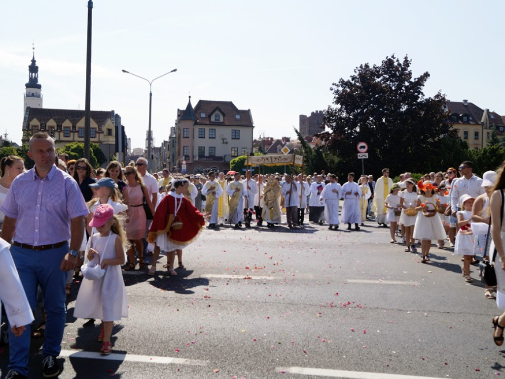 Procesji od kościoła Bożego Ciała do św. Klemensa przewodniczył biskup Tadeusz Lityński: Idziemy w jedności z całym Kościołem