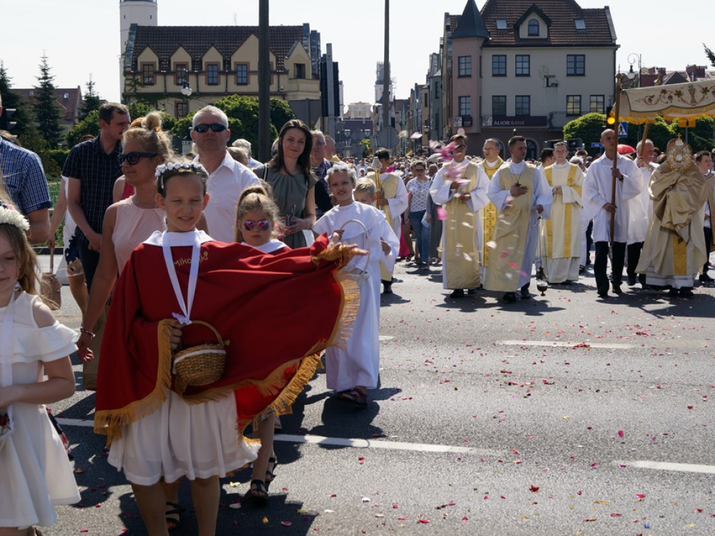 Procesji od kościoła Bożego Ciała do św. Klemensa przewodniczył biskup Tadeusz Lityński: Idziemy w jedności z całym Kościołem