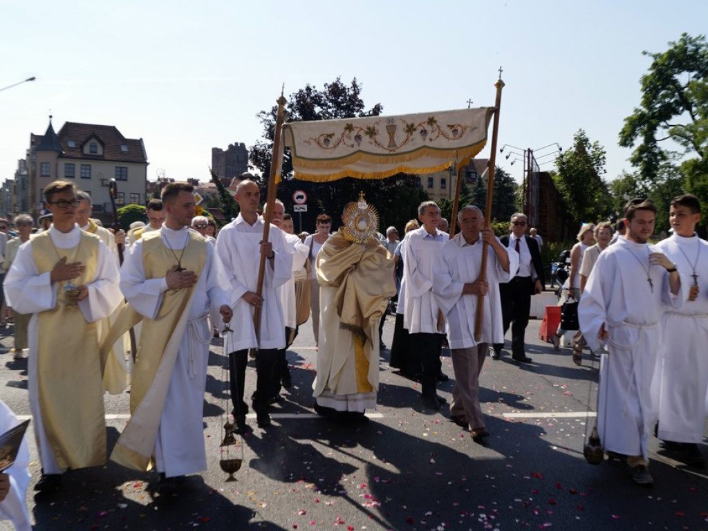 Procesji od kościoła Bożego Ciała do św. Klemensa przewodniczył biskup Tadeusz Lityński: Idziemy w jedności z całym Kościołem