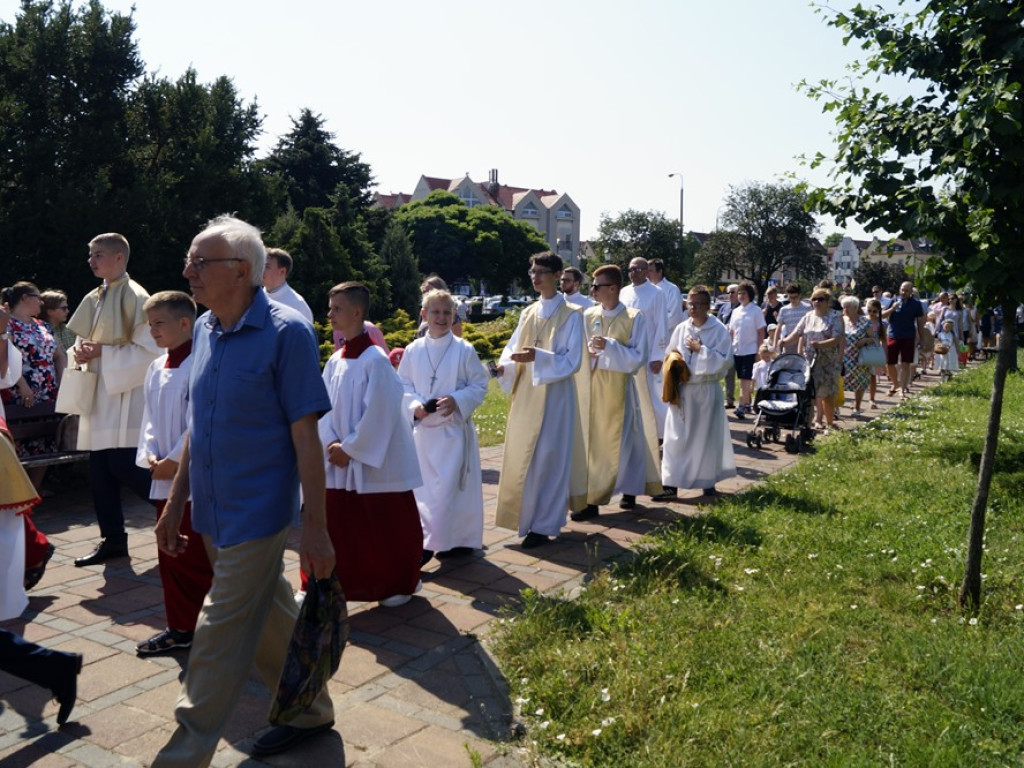 Procesji od kościoła Bożego Ciała do św. Klemensa przewodniczył biskup Tadeusz Lityński: Idziemy w jedności z całym Kościołem