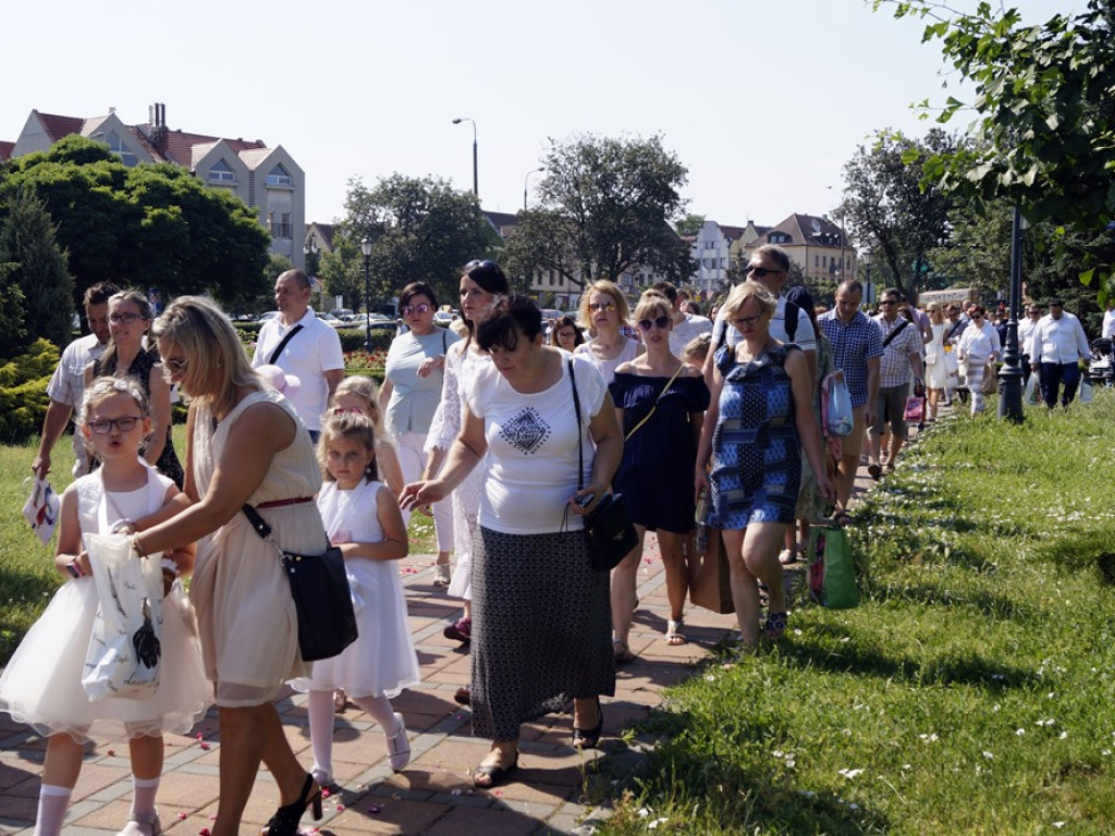 Procesji od kościoła Bożego Ciała do św. Klemensa przewodniczył biskup Tadeusz Lityński: Idziemy w jedności z całym Kościołem