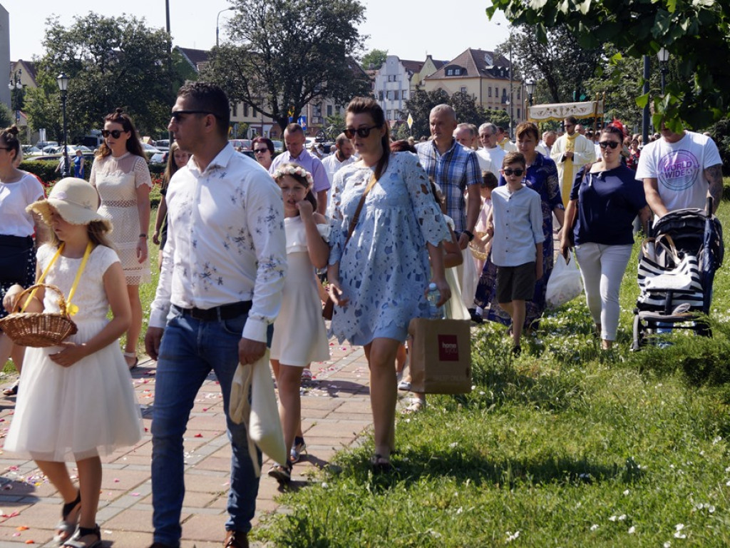 Procesji od kościoła Bożego Ciała do św. Klemensa przewodniczył biskup Tadeusz Lityński: Idziemy w jedności z całym Kościołem