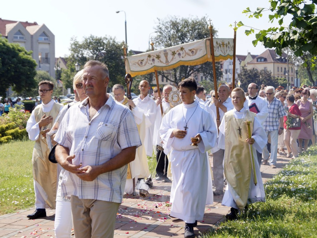 Procesji od kościoła Bożego Ciała do św. Klemensa przewodniczył biskup Tadeusz Lityński: Idziemy w jedności z całym Kościołem