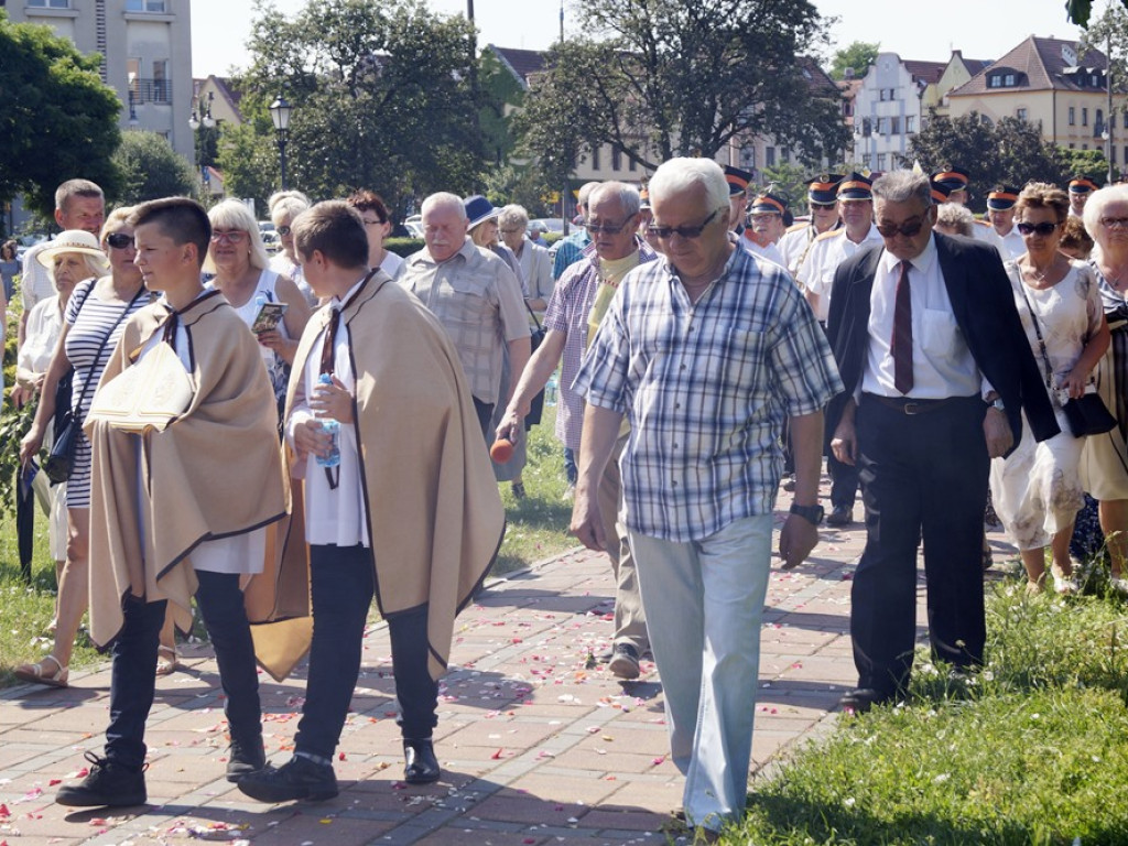 Procesji od kościoła Bożego Ciała do św. Klemensa przewodniczył biskup Tadeusz Lityński: Idziemy w jedności z całym Kościołem