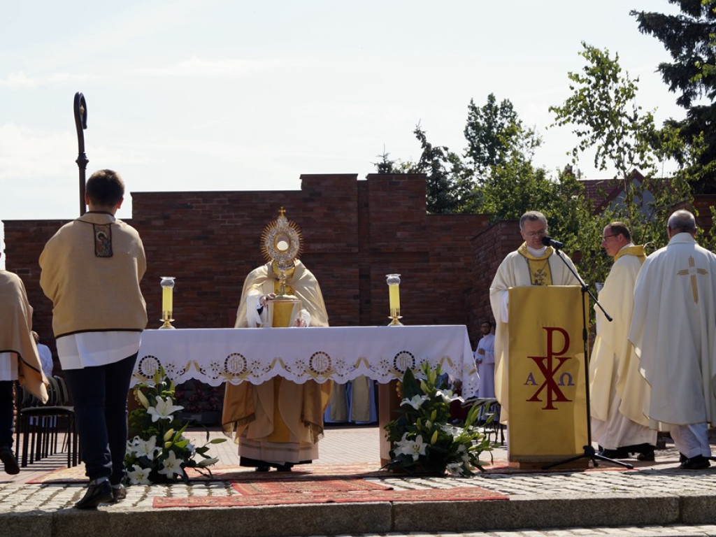 Procesji od kościoła Bożego Ciała do św. Klemensa przewodniczył biskup Tadeusz Lityński: Idziemy w jedności z całym Kościołem