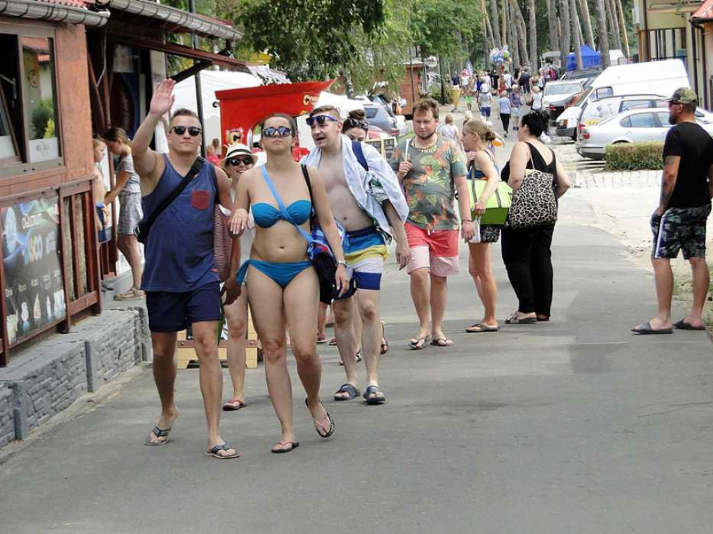 Lato, lato wszędzie... Na sławskiej plaży tłumy. Wypożyczenie rowerku lub kajaku graniczy z cudem