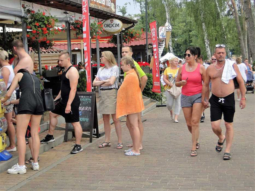 Lato, lato wszędzie... Na sławskiej plaży tłumy. Wypożyczenie rowerku lub kajaku graniczy z cudem
