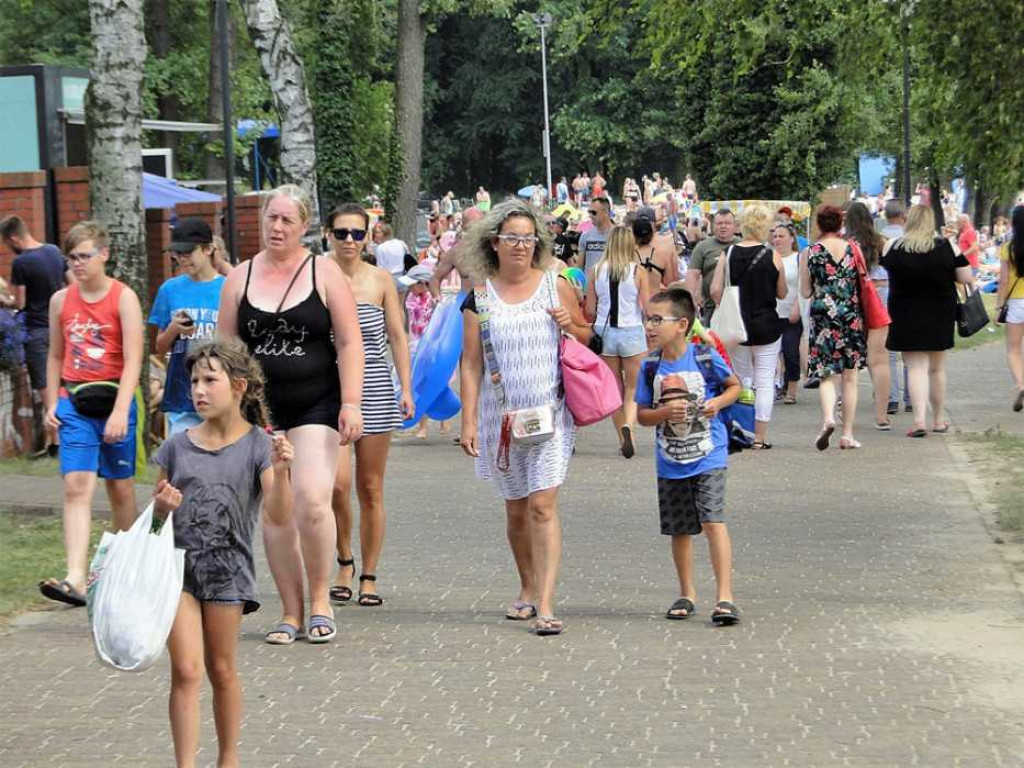 Lato, lato wszędzie... Na sławskiej plaży tłumy. Wypożyczenie rowerku lub kajaku graniczy z cudem