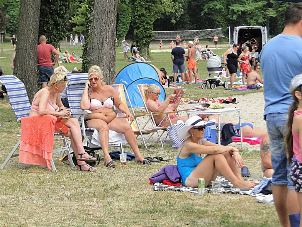 Lato, lato wszędzie... Na sławskiej plaży tłumy. Wypożyczenie rowerku lub kajaku graniczy z cudem