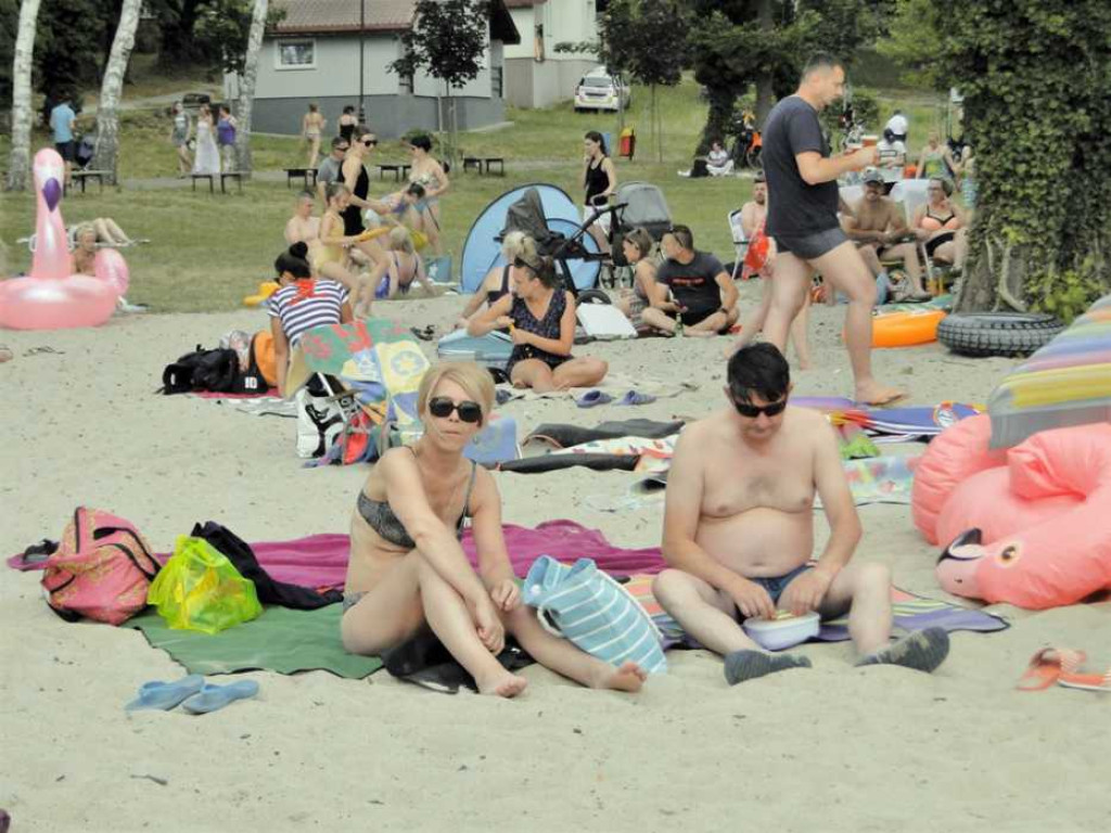 Lato, lato wszędzie... Na sławskiej plaży tłumy. Wypożyczenie rowerku lub kajaku graniczy z cudem