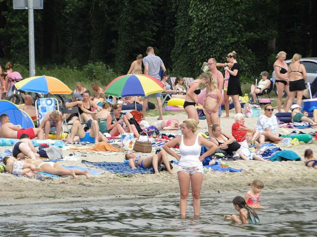 Lato, lato wszędzie... Na sławskiej plaży tłumy. Wypożyczenie rowerku lub kajaku graniczy z cudem