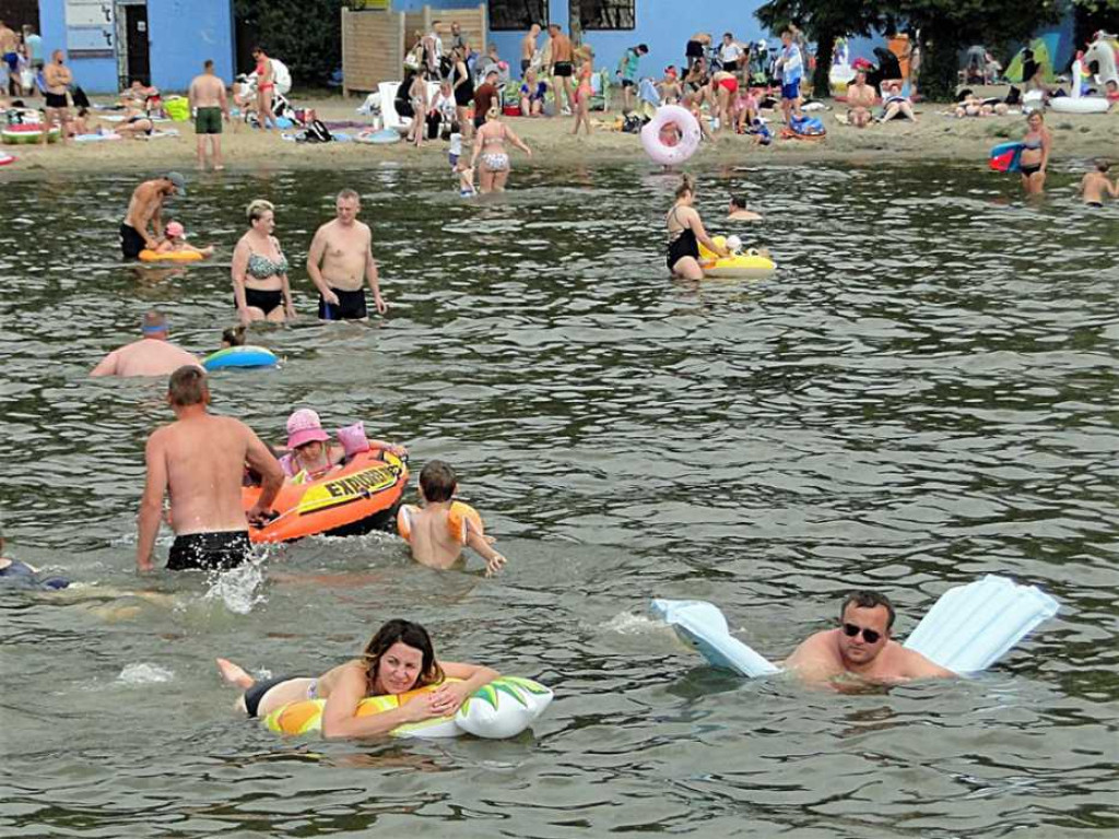Lato, lato wszędzie... Na sławskiej plaży tłumy. Wypożyczenie rowerku lub kajaku graniczy z cudem