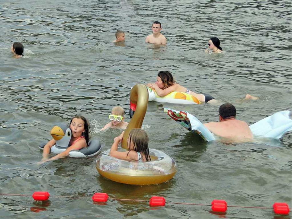 Lato, lato wszędzie... Na sławskiej plaży tłumy. Wypożyczenie rowerku lub kajaku graniczy z cudem