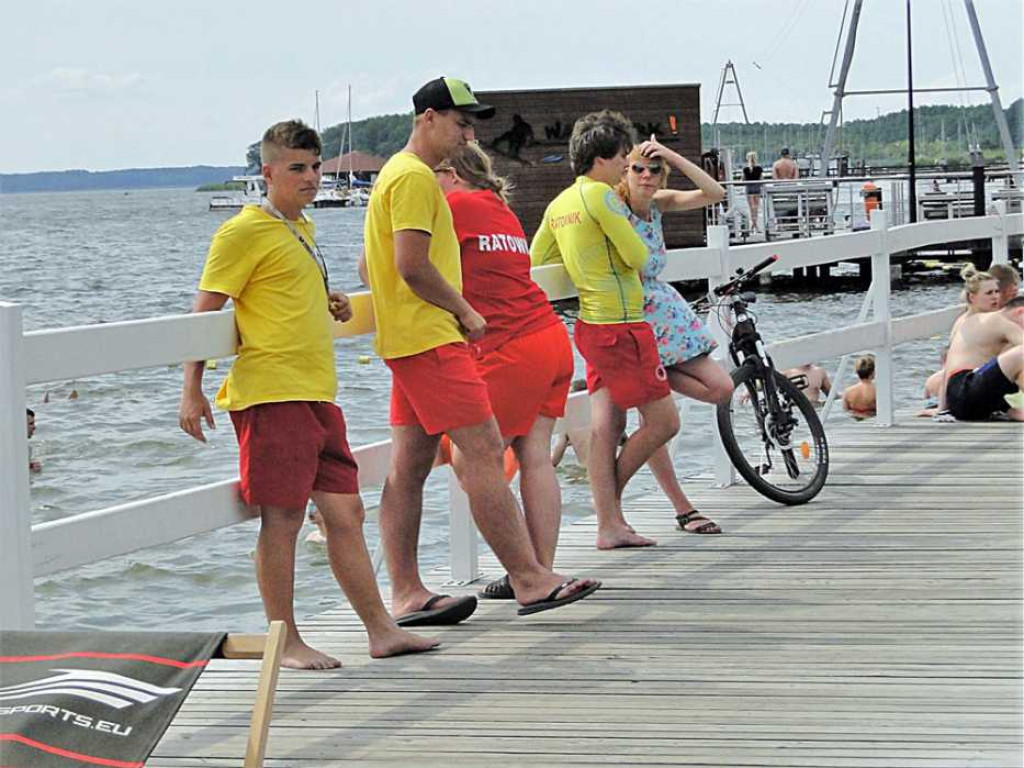 Lato, lato wszędzie... Na sławskiej plaży tłumy. Wypożyczenie rowerku lub kajaku graniczy z cudem