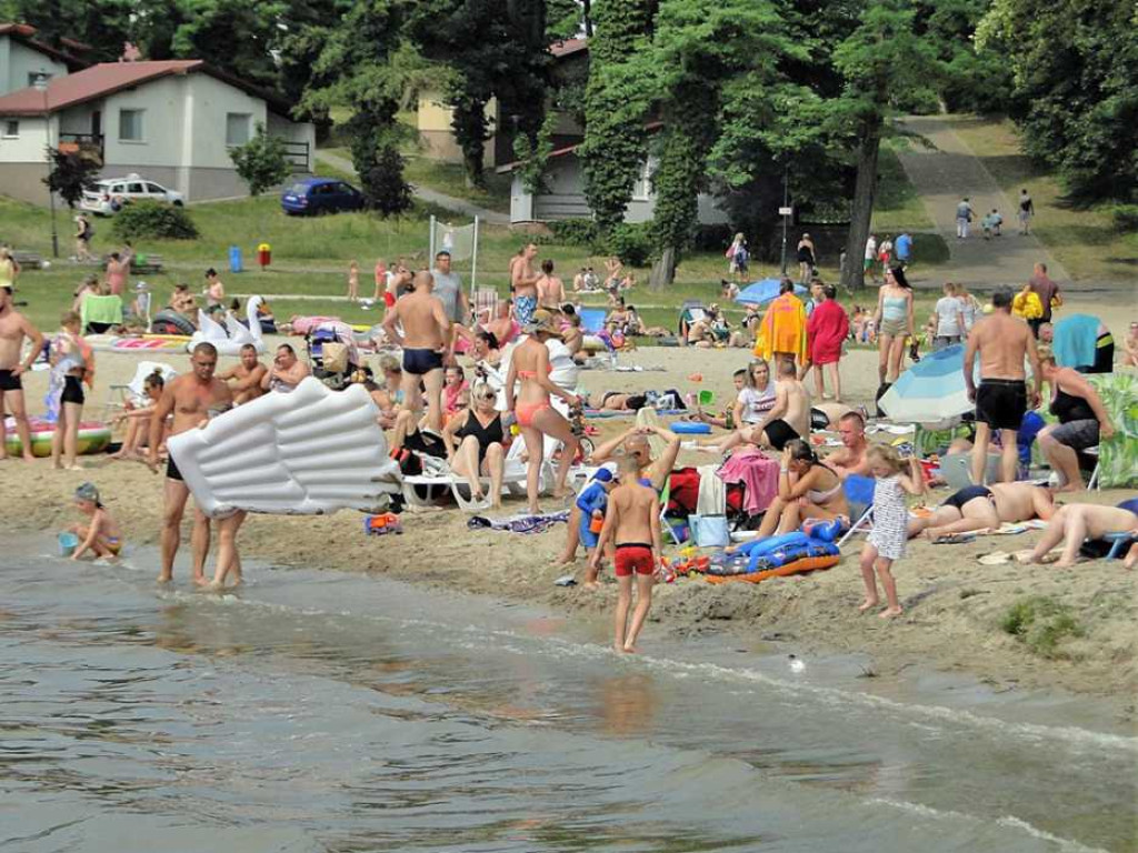 Lato, lato wszędzie... Na sławskiej plaży tłumy. Wypożyczenie rowerku lub kajaku graniczy z cudem