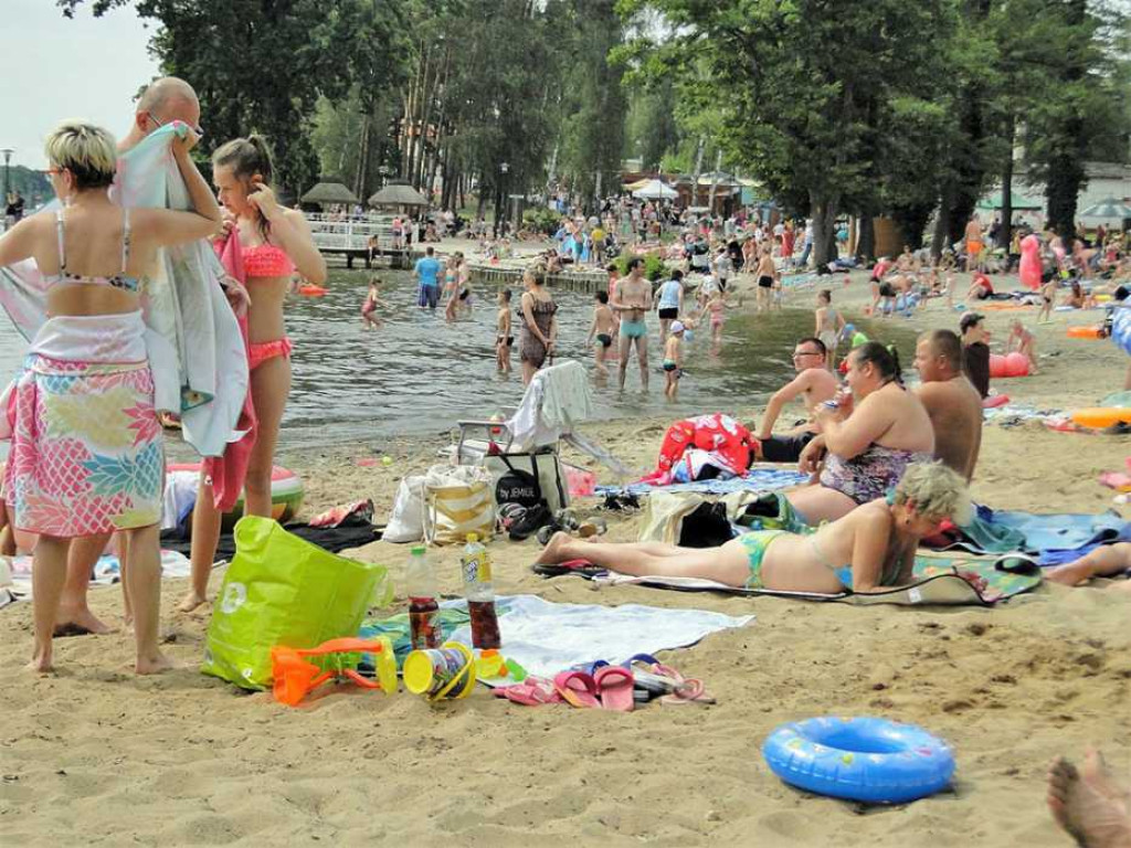 Lato, lato wszędzie... Na sławskiej plaży tłumy. Wypożyczenie rowerku lub kajaku graniczy z cudem