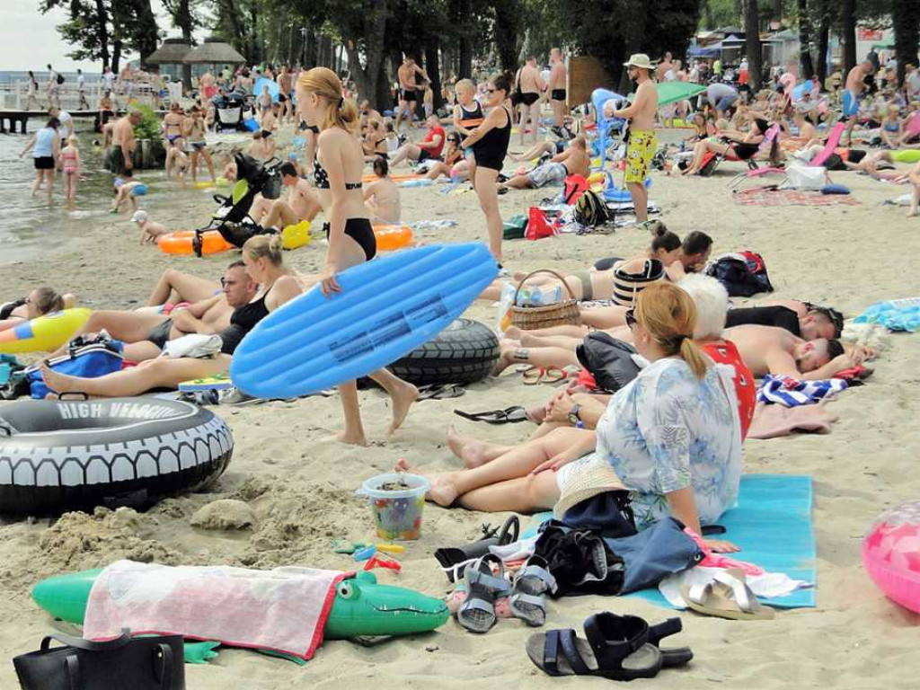 Lato, lato wszędzie... Na sławskiej plaży tłumy. Wypożyczenie rowerku lub kajaku graniczy z cudem
