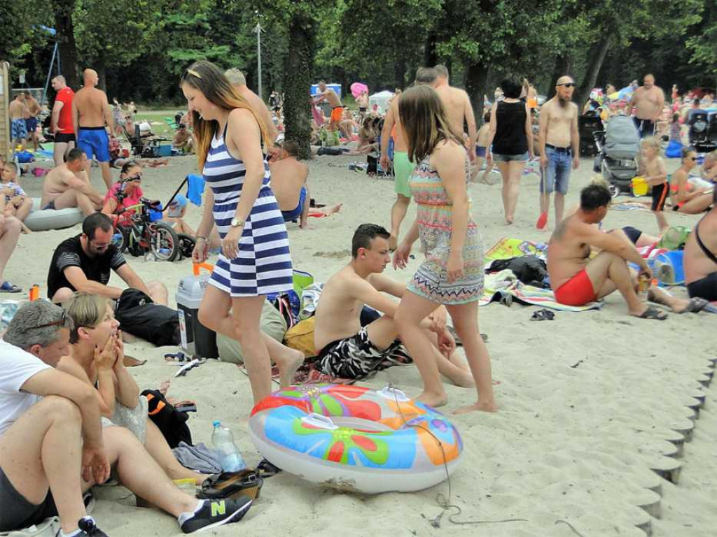 Lato, lato wszędzie... Na sławskiej plaży tłumy. Wypożyczenie rowerku lub kajaku graniczy z cudem